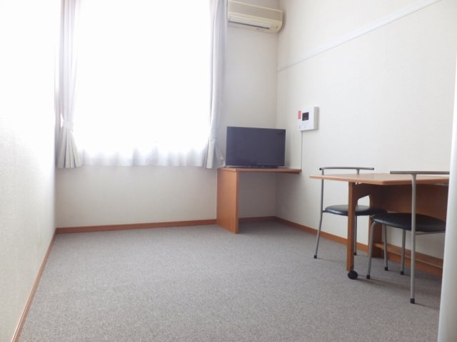 レオパレスシャルムの居間・リビング|大型家電設置済みのお部屋です。