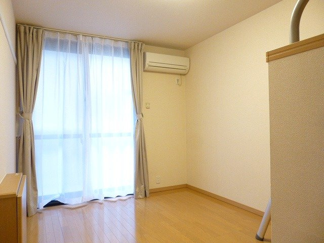 レオパレスＴＨ前橋の居間・リビング|1階はフローリング、2階はじゅうたんです。
