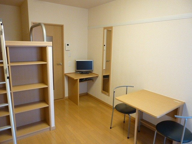 レオパレスＴＨ前橋の居間・リビング|1階はフローリング、2階はじゅうたんです。