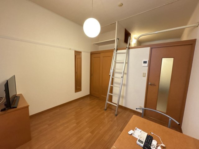 レオパレスＭＫプラザの居間・リビング|1階はフローリング、2階はじゅうたんです。