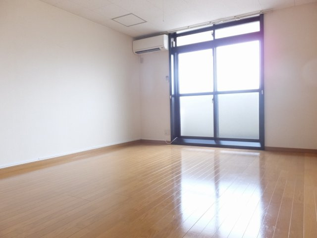 レオパレスドリームスペースの居間・リビング|こちらの居間で趣味の時間をお楽しみください