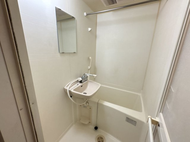 レオパレスバックスの浴室|ゆったり過ごせるお風呂です