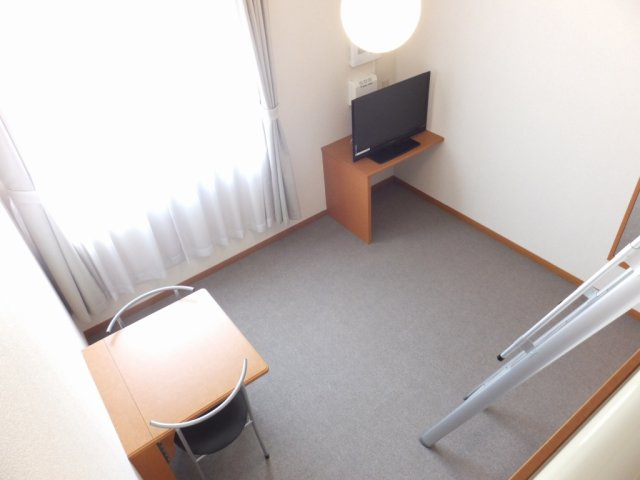 レオパレスバックスの居間・リビング|1階はフローリング、2階はじゅうたんです。