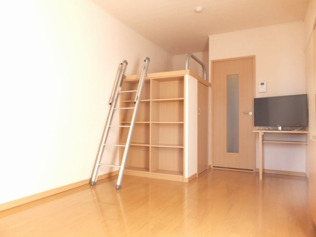 レオパレスインフィニティ前橋南の居間・リビング|大型家電設置済みのお部屋です。