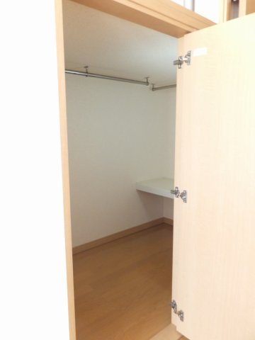 レオパレスインフィニティ前橋南の内装|ベット下ウォークインクローゼット