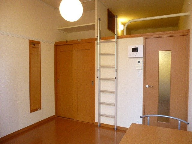 レオパレスケレスの内装|奥に見えるのはクローゼットです♪