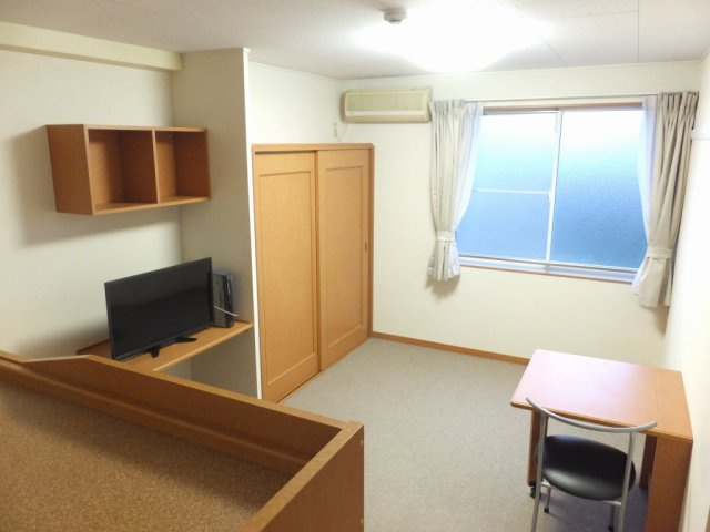 レオパレススリーホークスの居間・リビング|大型家電設置済みのお部屋です。