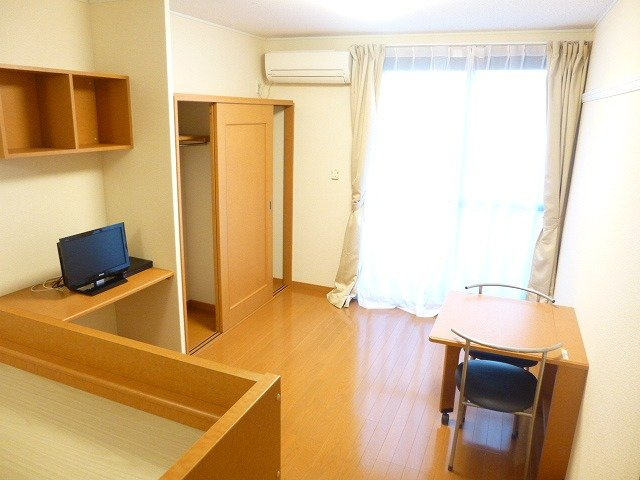 レオパレスシェソワの居間・リビング|約8帖の洋室です♪(写真は同タイプのお部屋です)
