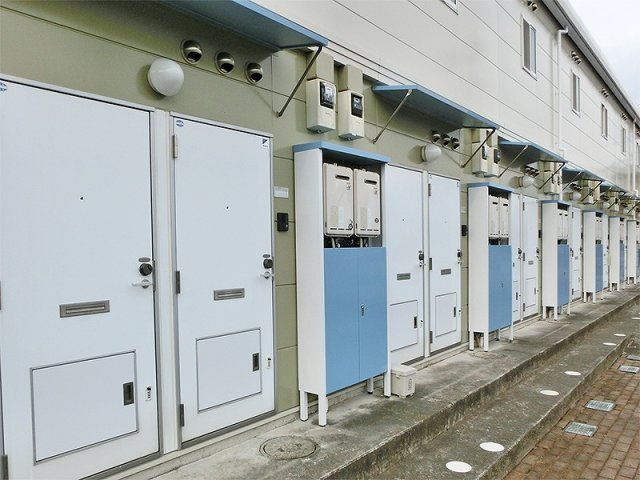 レオパレスＦＩＥＬＤの玄関|宅配ボックス付き！