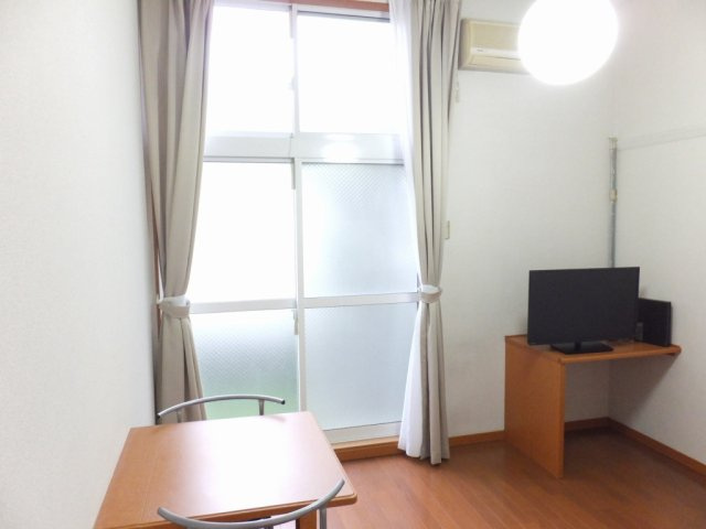 レオパレスコリーヌの居間・リビング|大型家電設置済みのお部屋です。