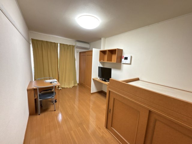 レオパレスウエノの寝室|落ち着いた色調の寝室です