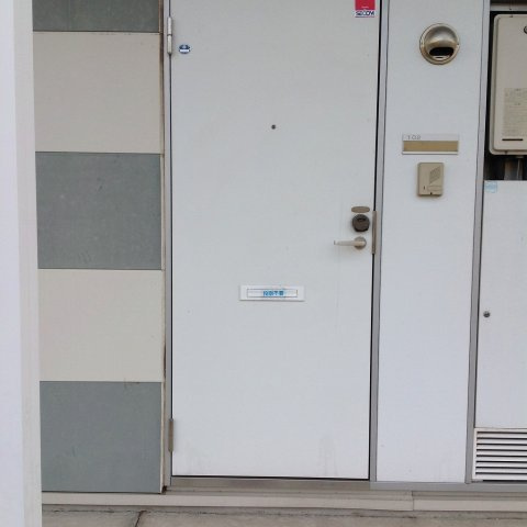 レオパレスアムールの玄関|落ち着いた玄関です