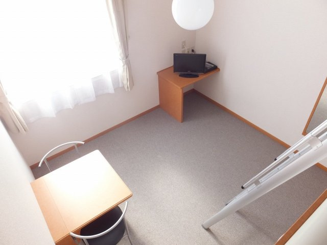 レオパレスアピテＡの居間・リビング|大型家電設置済みのお部屋です。