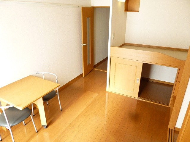レオパレスコンフォートフカヤの寝室|開放的な寝室です