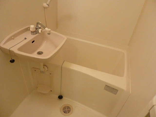 レオパレスＴｈｉｒｄ１００の浴室|お風呂には、浴室換気乾燥機が付いています♪