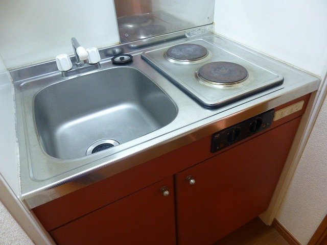 レオパレスＴｈｉｒｄ１００のキッチン|コンロは、電気コンロ２口です♪