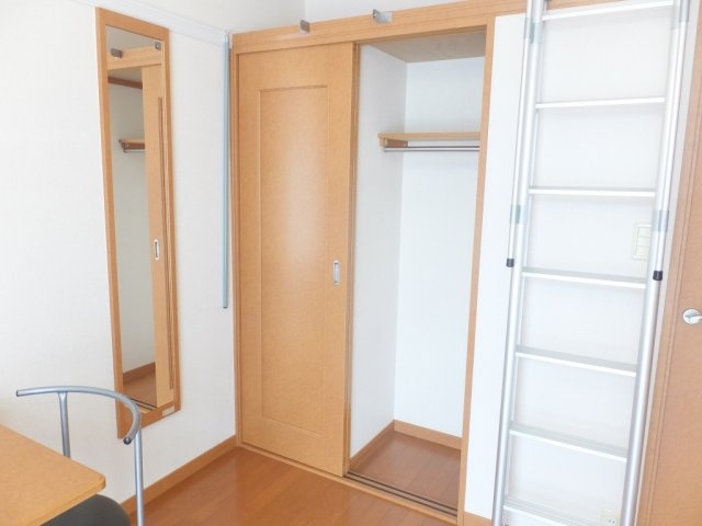レオパレスコリーヌの内装|明るい色調の室内です