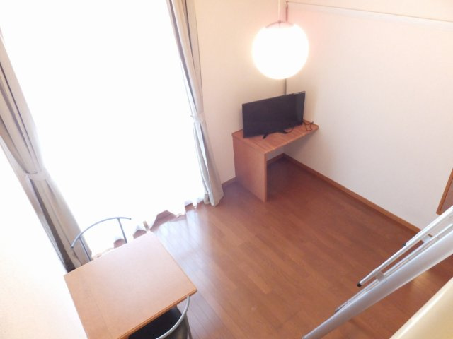 レオパレス三山の居間・リビング|大型家電設置済みのお部屋です。