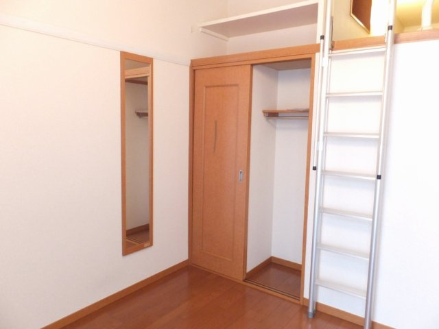 レオパレス三山の内装|上部収納付きクローゼット
