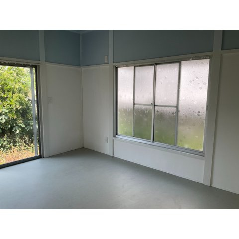 稲荷新田ガーデンハウスBの居間・リビング|こちらの居間で趣味の時間をお楽しみください