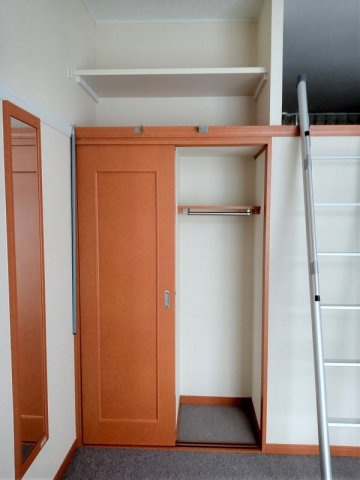 レオパレスあらまきの内装|1階はフローリング、2階はじゅうたんです。