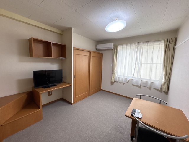 レオパレスアネックスマエダの居間・リビング|1階はフローリング、2階はじゅうたんです。
