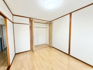 【洋室】 | 泉北槇塚台住宅３９－１棟 | 【洋室】穏やかな光が差し込む室内には、穏やかな時間が流れます。休日には、落ち着いた空間で自分の趣味を楽しむのはいかがですか。