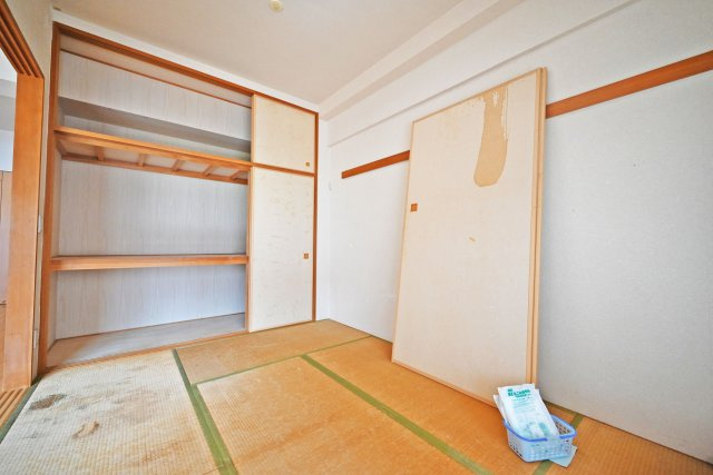 コスモ箕面ガーデンフォルムの和室|一間サイズの押入れを備えており、来客用寝具などの収納に重宝します。
■お客様のご希望に応じたリフォームのご提案も可能です。