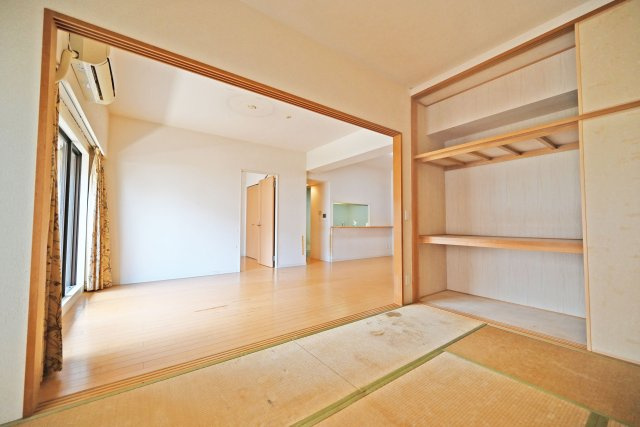 コスモ箕面ガーデンフォルムの和室|和室との間仕切りを開放することで、より広がりのある空間としてご利用いただけます。
■お客様のご希望に応じたリフォームのご提案も可能です。