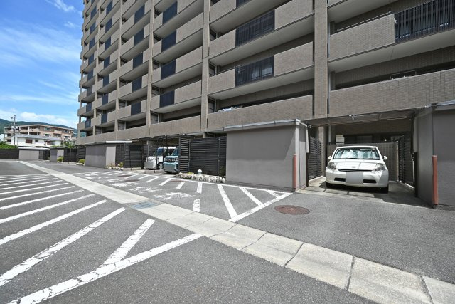 コスモ箕面ガーデンフォルムの駐車場|敷地内駐車場を備えており、お車をお持ちの方も安心です。