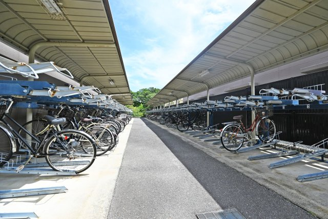コスモ箕面ガーデンフォルムの駐輪場|敷地内に駐輪場を備えています。通勤・通学やお買い物など、自転車を利用する機会が多い方にも便利な共用設備です。