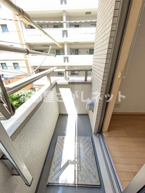 新宿区西新宿8丁目のマンションのバルコニー