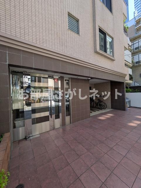 新宿区西新宿8丁目のマンションのエントランス