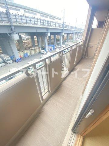 大阪市淀川区三国本町１丁目の賃貸マンションのバルコニー