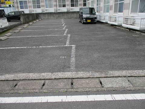 レオパレスファザーンＢ の駐車場