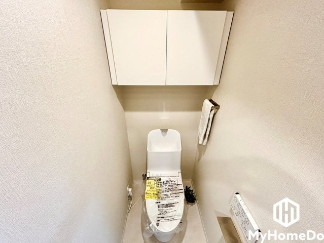 アンビックス志賀ストリートタワーのトイレ|トイレ上部には扉付きの吊戸棚が備わっており、トイレットペーパーのストックや清掃用品などを目隠ししてすっきりと収納できます。