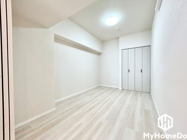 アンビックス志賀ストリートタワーの子供部屋|淡いナチュラル木目調のフローリングと清潔感のある白いクロスで統一されており、お部屋全体が明るくすっきりとした印象です。