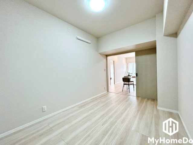 アンビックス志賀ストリートタワーの子供部屋|リビングから直接目が行き届きやすいため、小さなお子様のお遊戯スペースや勉強部屋として安心感のあるレイアウトです。