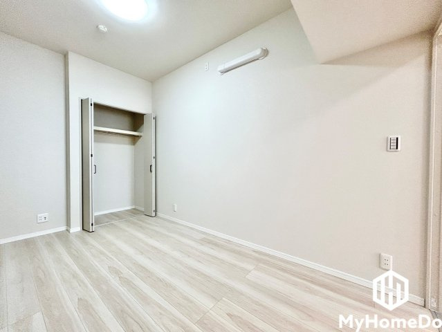 アンビックス志賀ストリートタワーの子供部屋|ハンガーパイプと上部棚を備えたクローゼットがあり、洋服や衣類ケース、通学グッズなどを効率よく整理整頓できます。