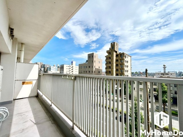 アンビックス志賀ストリートタワーのバルコニー|横幅・奥行きともにゆとりがあり、洗濯物を干す際やちょっとしたリフレッシュ空間としても使いやすい広さです。
