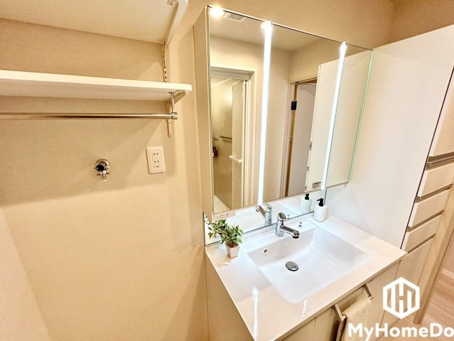 アンビックス志賀ストリートタワーの洗面所|接合部の少ないすっきりとしたデザインで、水はねもサッと拭き取れます。
