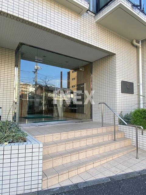 横浜市神奈川区六角橋２丁目の賃貸マンションのエントランス