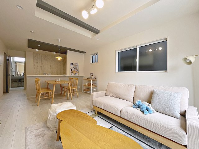 新築戸建・新築建売　伊達市篭田　伊達小学校・伊達中学校の居間・リビング|南側の大きな窓から太陽の日差しが入り明るいリビングは、気持ちの良い家族団らんスペース！