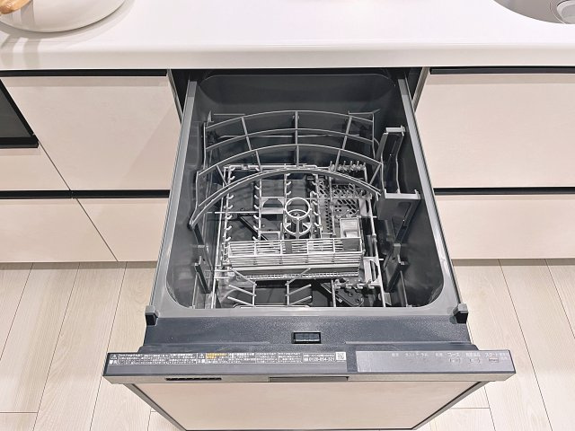新築戸建・新築建売　伊達市篭田　伊達小学校・伊達中学校のキッチン|食器洗浄乾燥機が後片付けをサポート！食事後の家族のくつろぎタイムをゆっくり確保できます！