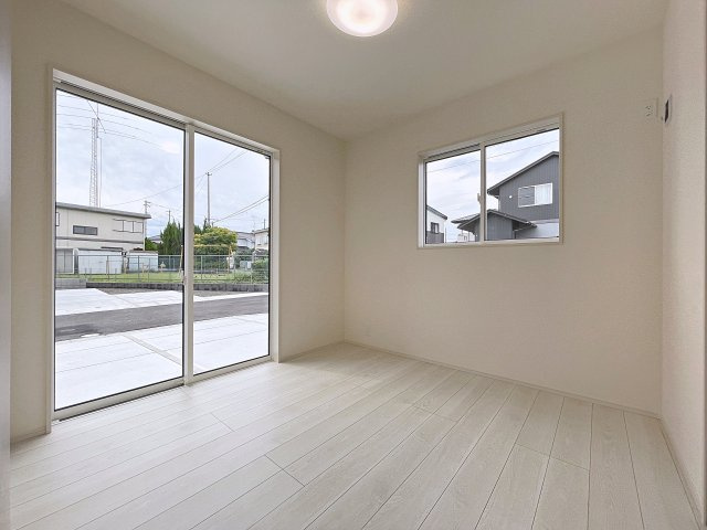 新築戸建・新築建売　伊達市篭田　伊達小学校・伊達中学校の洋室|1階の洋室4.5帖は客間にも最適！自然光が長時間入る2面採光で明るく気持ちの良い空間です！