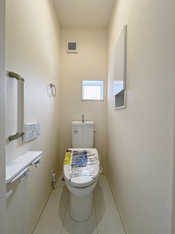 新築戸建・新築建売　伊達市篭田　伊達小学校・伊達中学校のトイレ|各階にございますので、朝の混雑時や夜中の利用も安心です！手すり付きで安全面にも配慮！