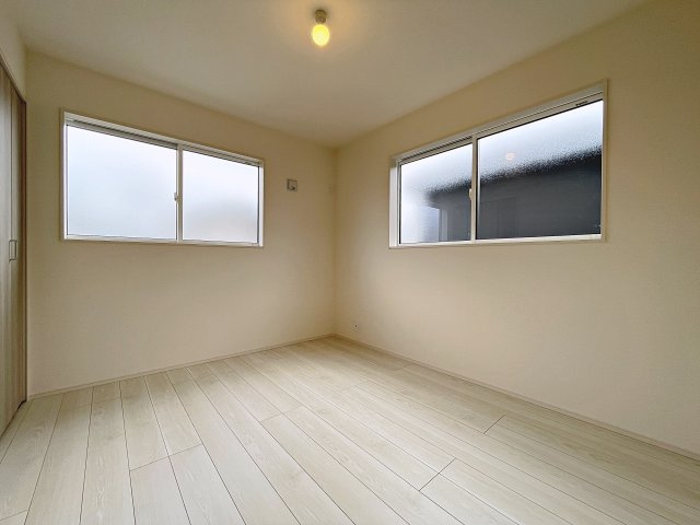新築戸建・新築建売　伊達市篭田　伊達小学校・伊達中学校の洋室|5.2帖の洋室は北側の窓から一定した柔らかい光が入り、PC作業や読書などにも最適なお部屋です！