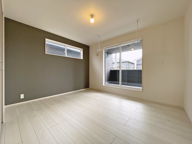 新築戸建・新築建売　伊達市篭田　伊達小学校・伊達中学校の洋室|7帖の洋室は広々としておりご夫婦の主寝室としておすすめ！雨の日のお洗濯物干しもできる室内物干し付き！