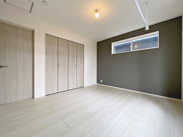 新築戸建・新築建売　伊達市篭田　伊達小学校・伊達中学校の洋室|バルコニーに面しており大きな窓から日差しが入るので気持ちの良いプライベート空間です！