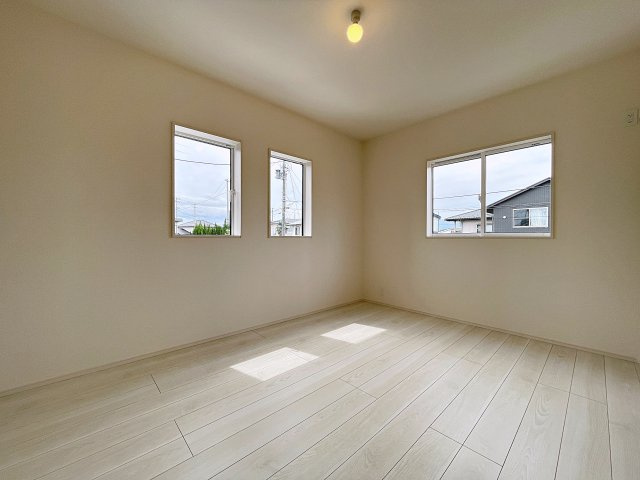 新築戸建・新築建売　伊達市篭田　伊達小学校・伊達中学校の洋室|6帖の洋室は小窓が多く2面採光で通風・採光にも優れ、心地良い光と風があふれています！